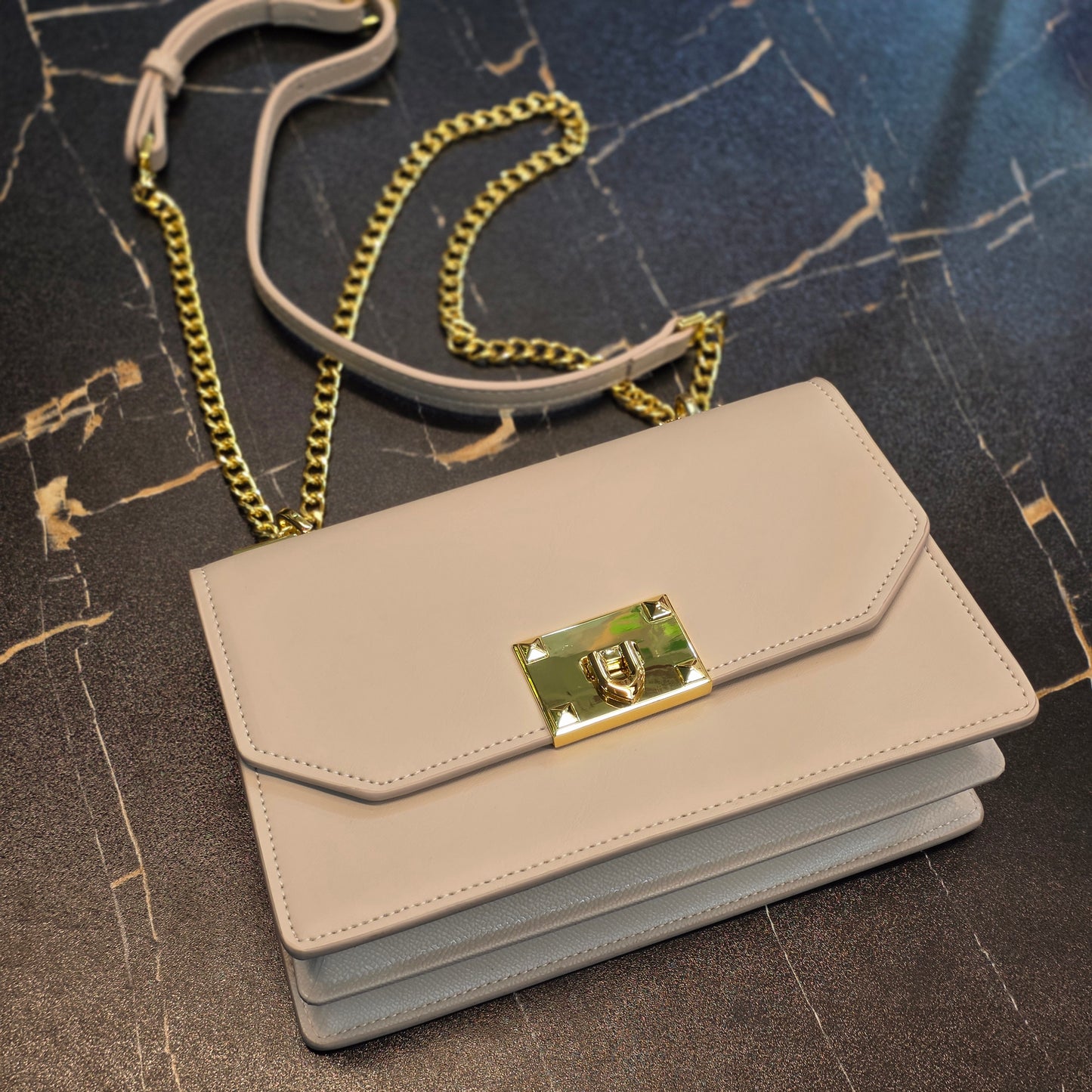 Chic Metallic Lock Crossbody Bag
Product Overview