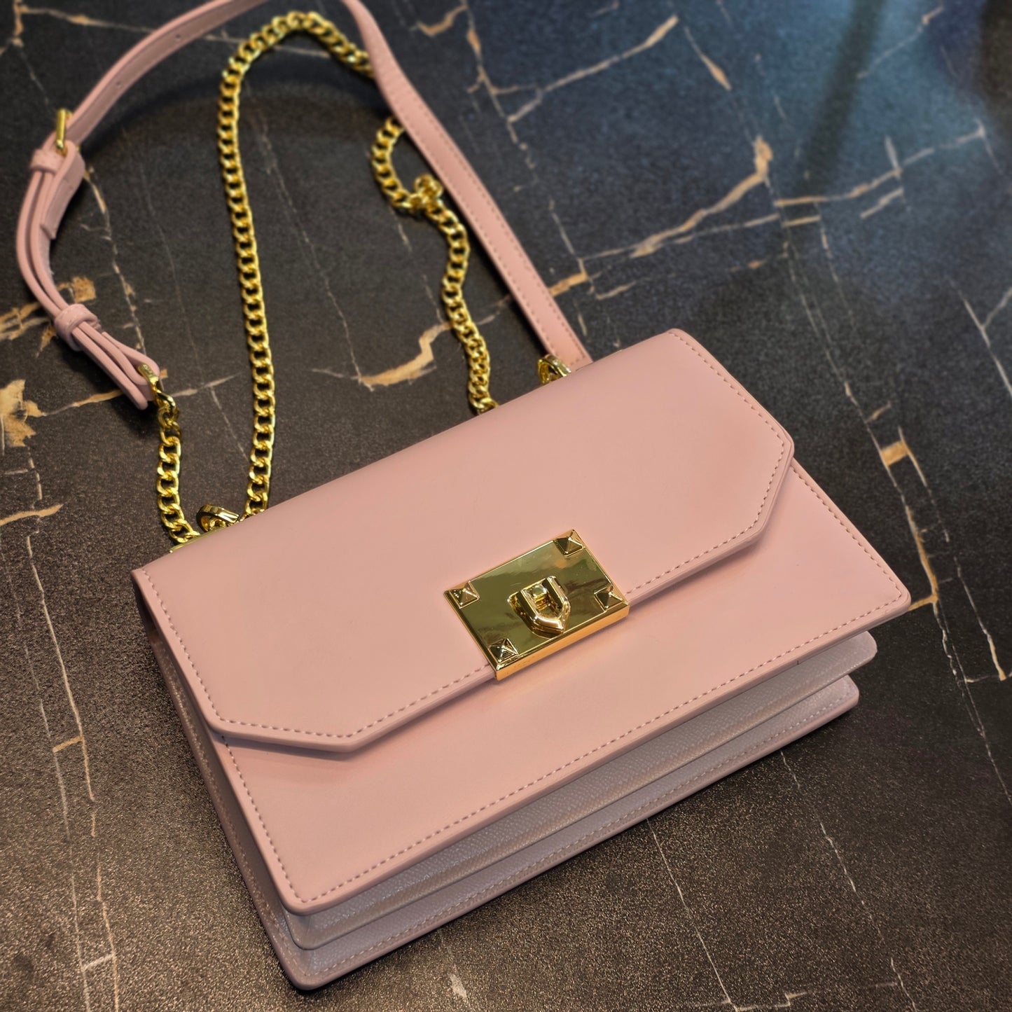 Chic Metallic Lock Crossbody Bag
Product Overview