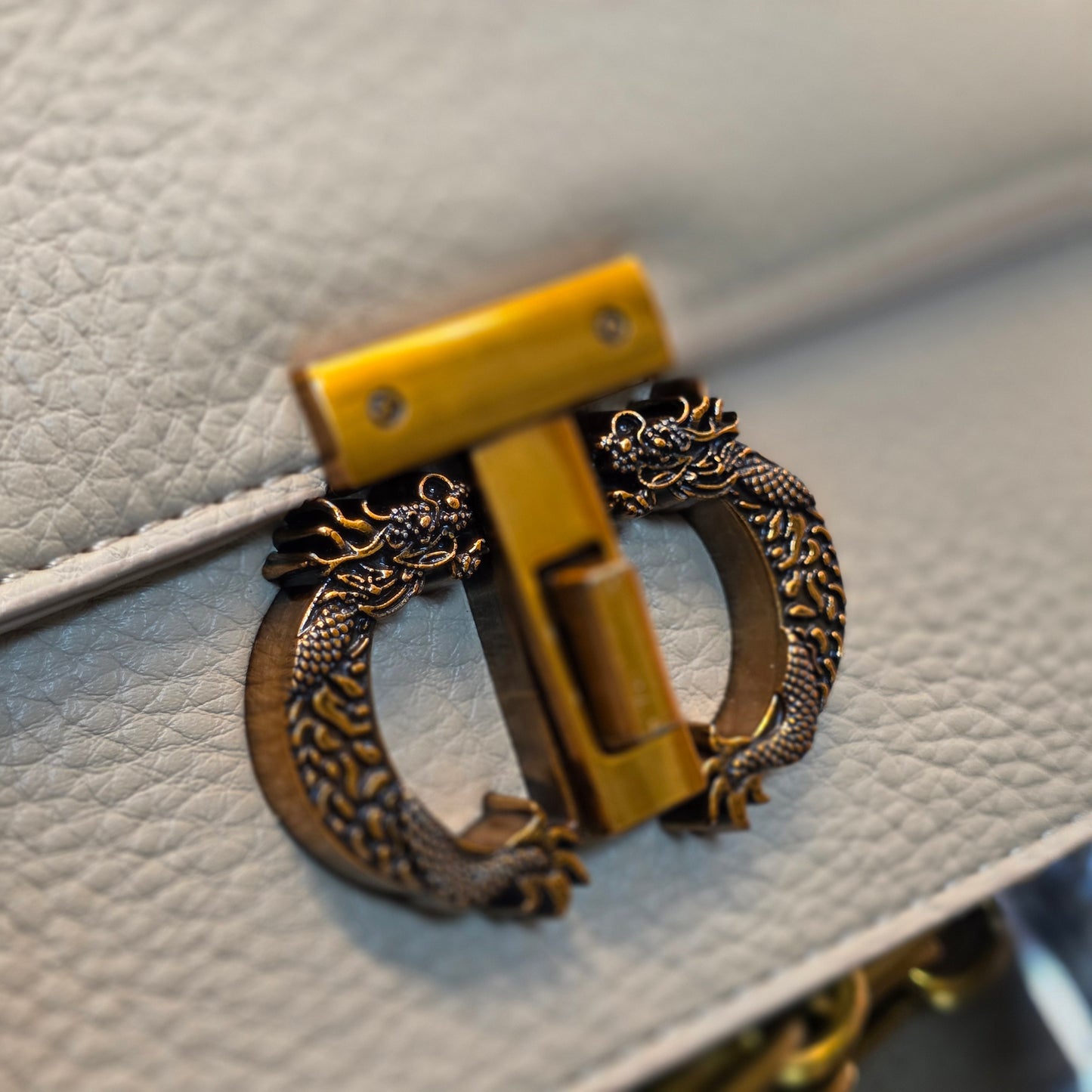 Chic Dragon-Lock Crossbody & Shoulder Bag