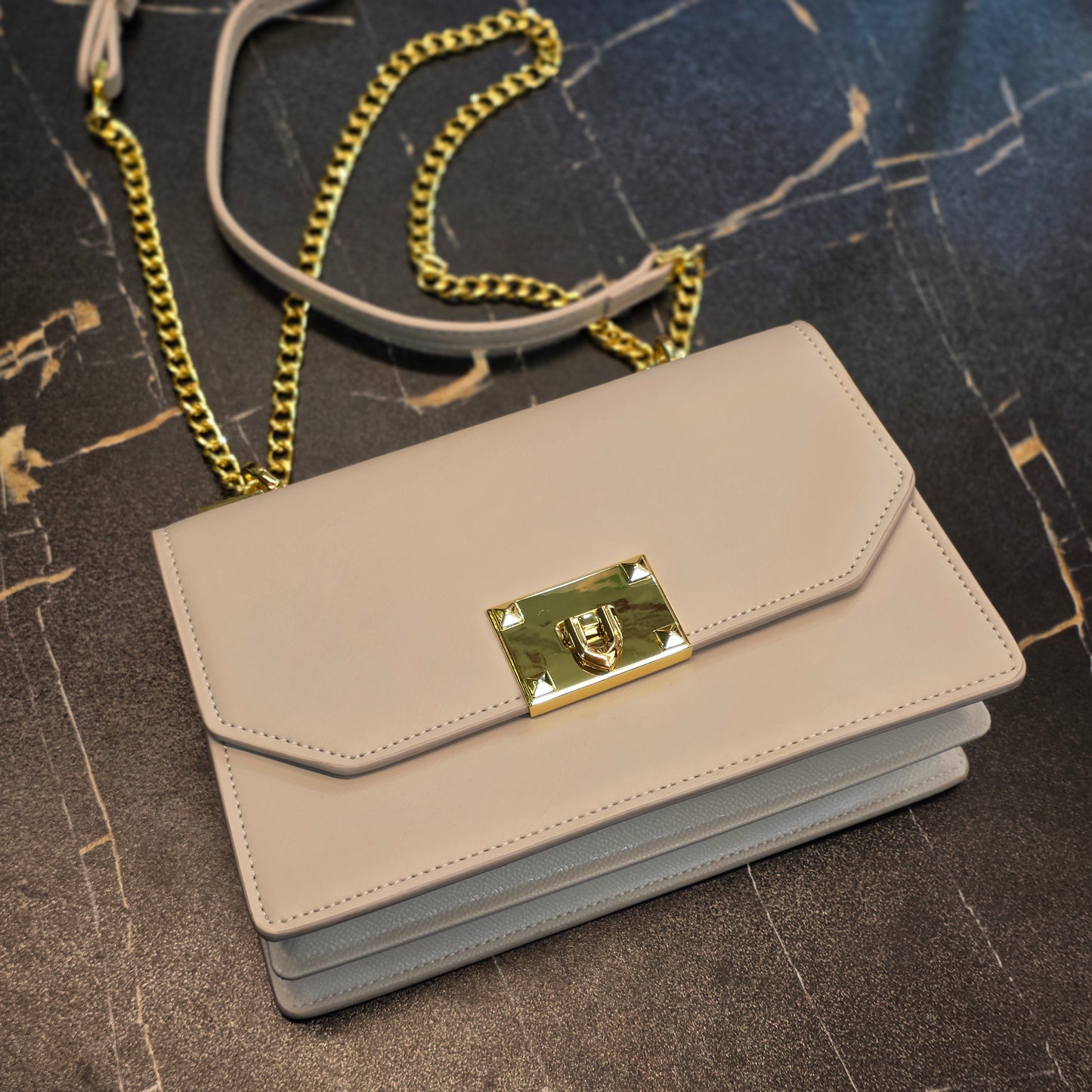 Chic Metallic Lock Crossbody Bag
Product Overview