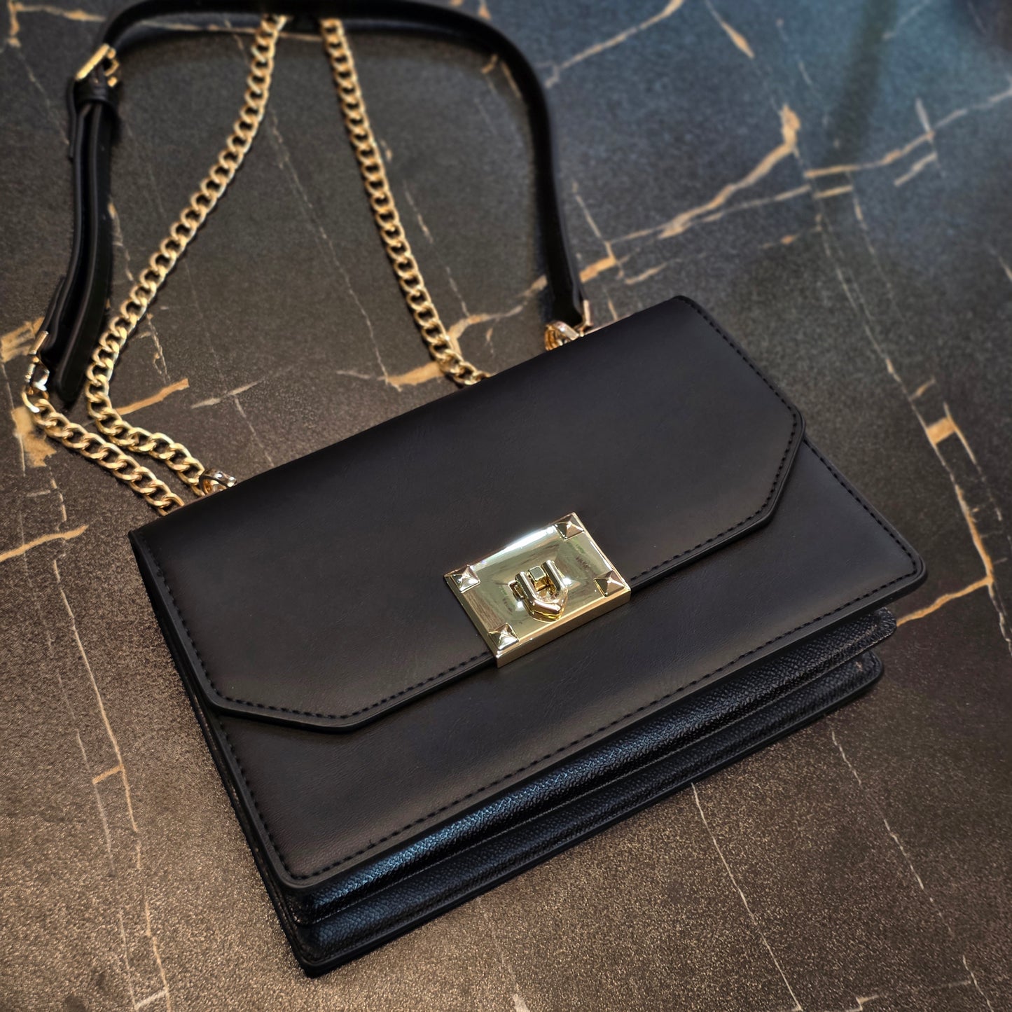 Chic Metallic Lock Crossbody Bag
Product Overview