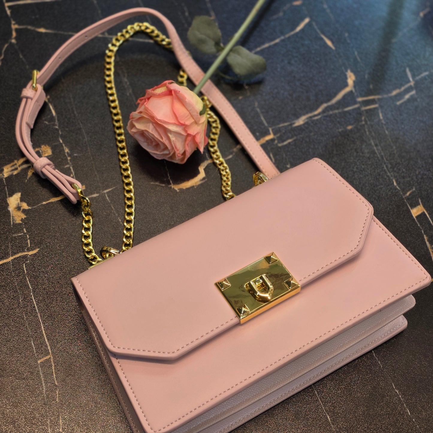 Chic Metallic Lock Crossbody Bag
Product Overview