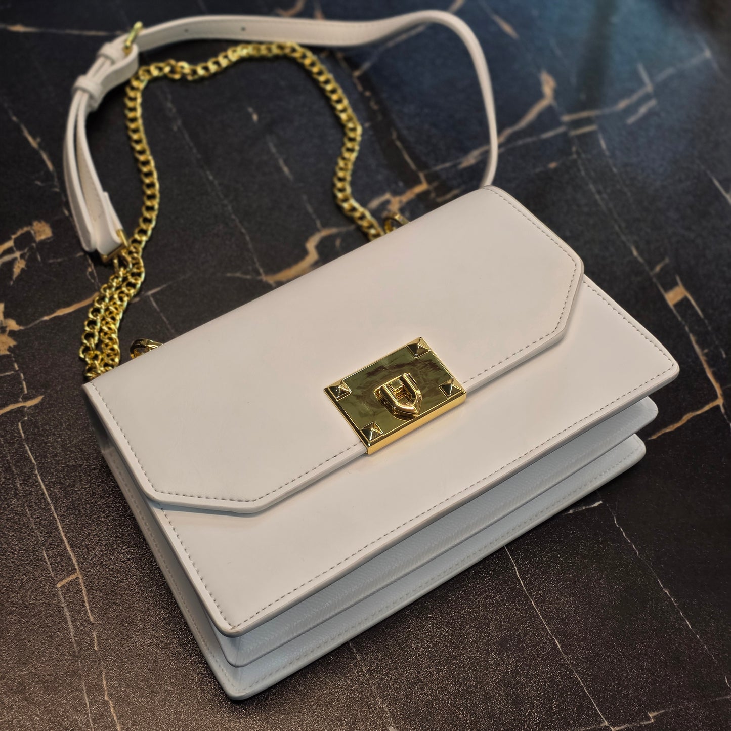 Chic Metallic Lock Crossbody Bag
Product Overview