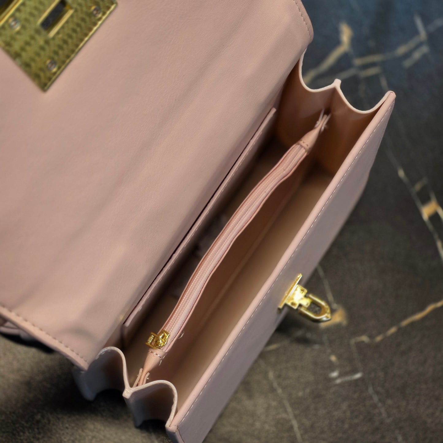 Chic Metallic Lock Crossbody Bag
Product Overview