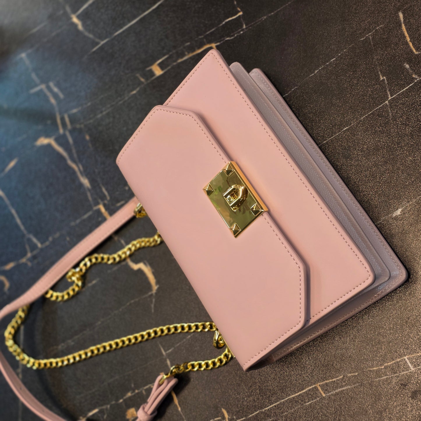 Chic Metallic Lock Crossbody Bag
Product Overview