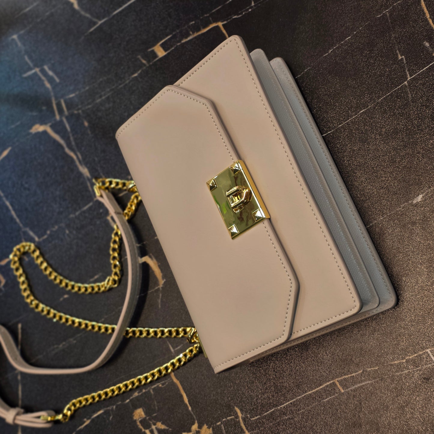 Chic Metallic Lock Crossbody Bag
Product Overview